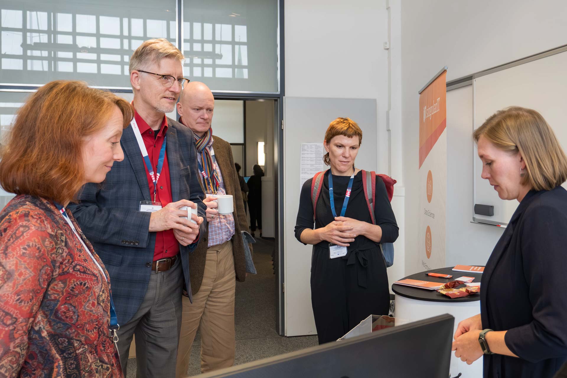 vier Teilnehmende schauen sich ein Ausstellungsstück an